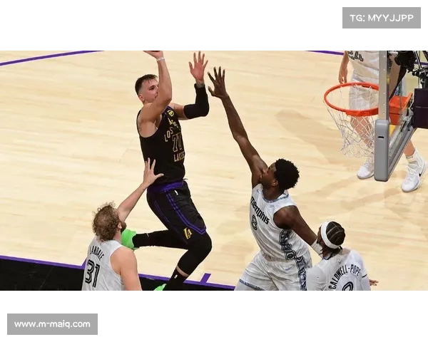 独行侠第三节三分雨，东契奇单节助攻上双