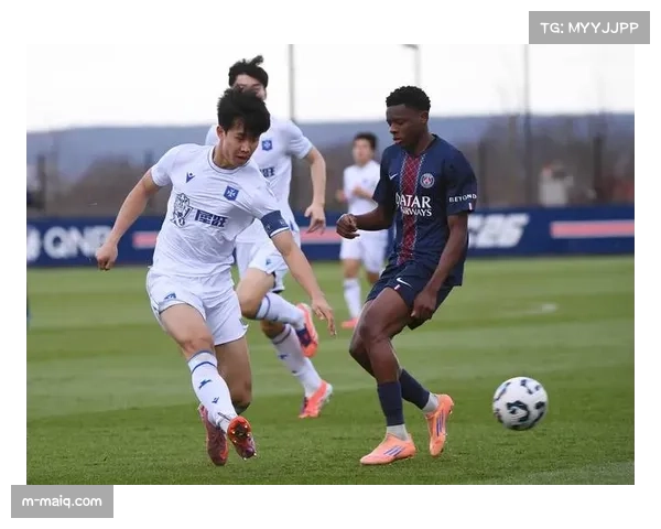 巴黎举办业余足球挑战赛,设置“精准传中”趣味项目 巴黎举办业余足球挑战赛,设置“精准传中”趣味项目